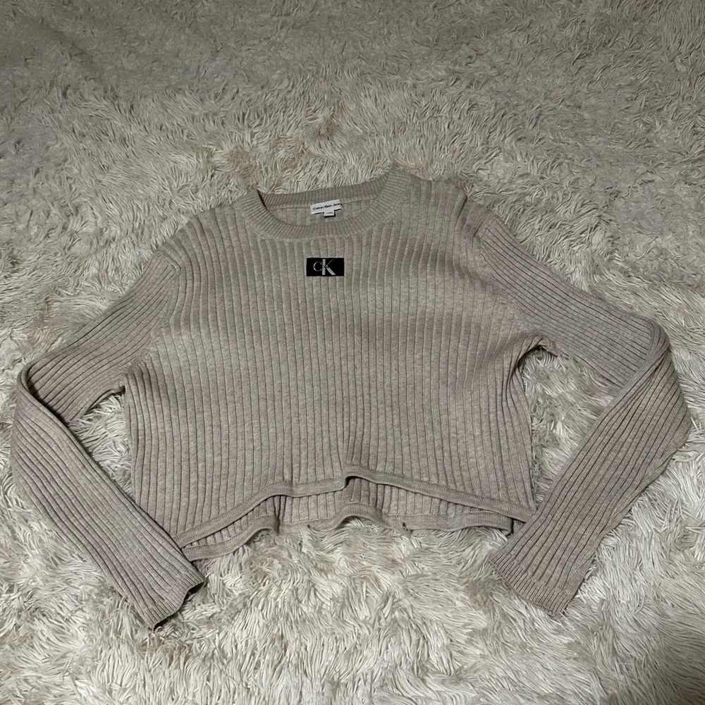 Calvin Klein Beige Ribbed Cropped Long Sleeve Top Sweater - Picture 3 of 8